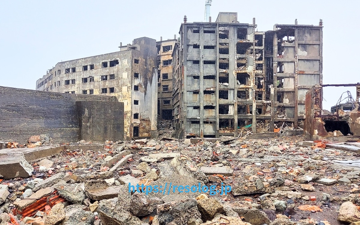 軍艦島内の廃墟アパート