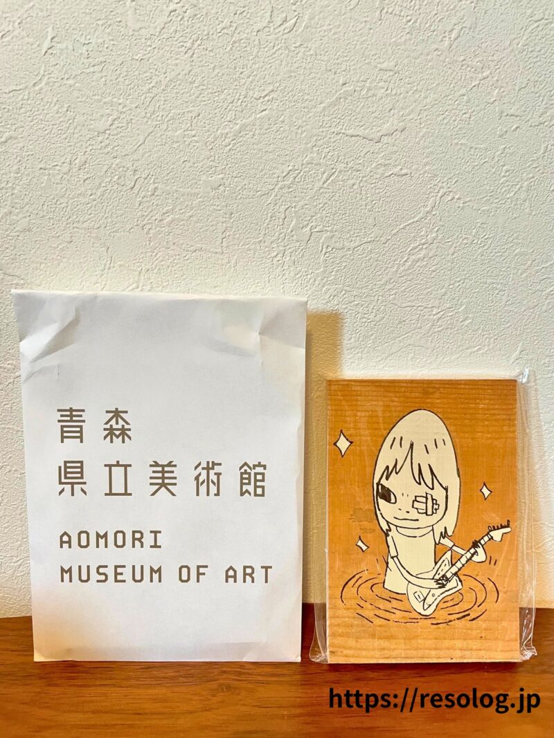 青森県立美術館で購入した木製のポストカード